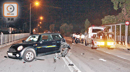 意外後私家車橫亘路中。