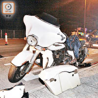 電單車被撞至側箱飛脫。（楊日權攝）