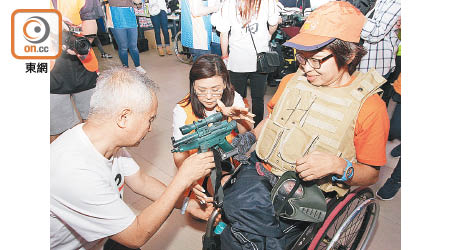 輪椅維修師傅利用度身訂造的支架將槍枝安裝在輪椅上。