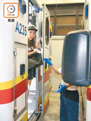 李偲嫣由救護車送往廣華醫院。（劉子文攝）