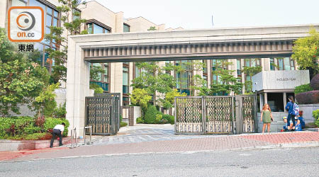 壽山村道一屋苑被淋油及撒追債大字報。（吳建明攝）