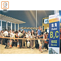 香港<br>大批旅客昨晚在大橋本港口岸外等候巴士返珠海。