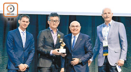 莫樹錦（左二）近日獲歐洲腫瘤學會（ESMO）頒發「終身成就獎」。