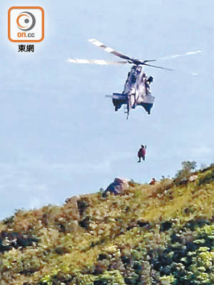 直升機將傷者吊起。