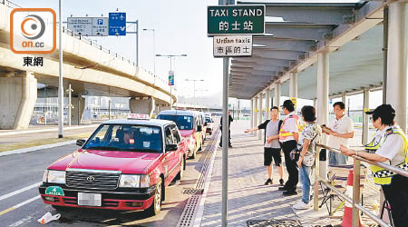 大橋香港口岸疑有市區的士司機揀客。