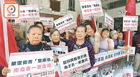 會前多個團體及政黨請願，促請政府在天水圍北增建街市。（袁志豪攝）