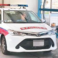 兩名警員光天化日下公然在警車內「瞓覺」蛇王。（互聯網圖片）