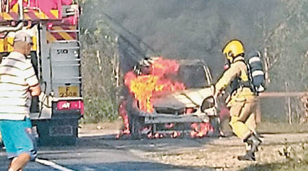 私家車猛烈焚燒，消防員到場撲救。（互聯網圖片）