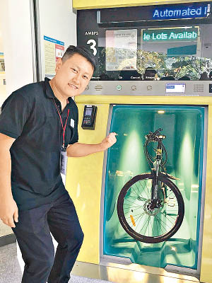 姚銘話新加坡單車泊車系統，係將單車泊入儲藏庫內。（互聯網圖片）