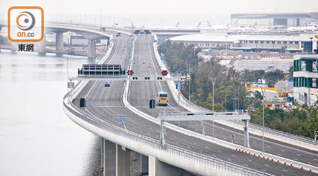 大橋昨首次實施強風下車輛限速安排。（朱先儒攝）