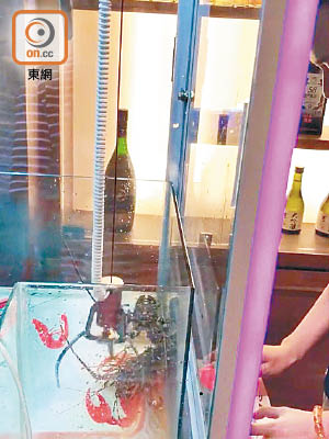 有餐廳推出夾海鮮機，讓客人夾取活生生的海鮮即席烹食。