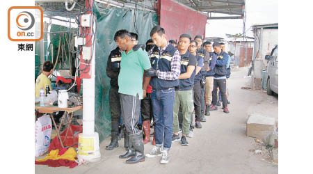 獨家圖片<br>入境處昨採取行動，拘捕十一名南亞裔持「行街紙」黑工。（關萬亨攝）