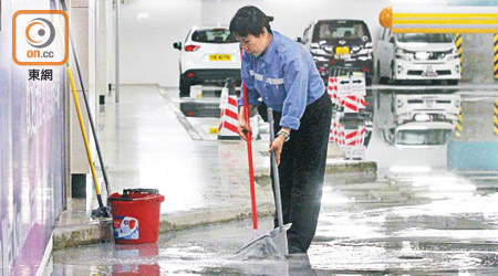 工人在停車場清理積水。（袁以諾攝）
