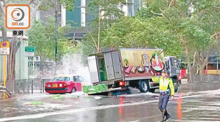 貨車陷路坑傾側，食水激射四濺。（讀者提供）