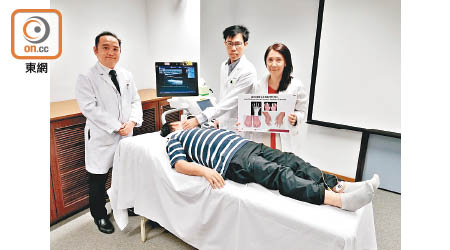 李沛威（左）即場示範為病人進行頸動脈超聲波檢查，右為譚麗珊。（林希孺攝）