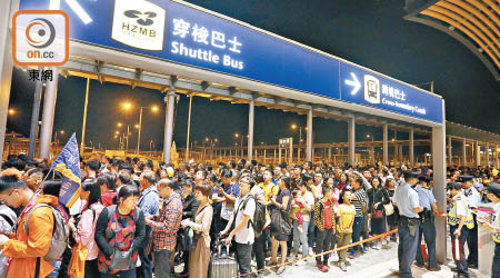 周日在香港出境口岸排隊等候金巴的人潮兩三小時不散。