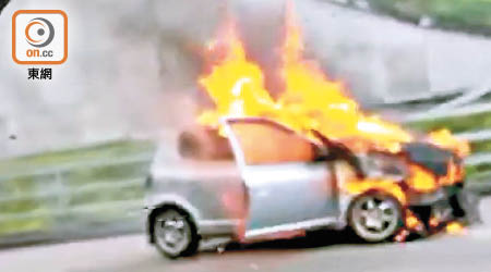 肇事私家車起火猛烈焚燒。（讀者提供）