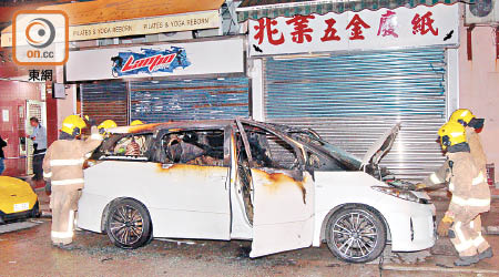 七人車遭嚴重焚毀。（楊日權攝）