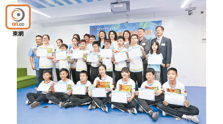福建中學附屬學校派出二十一名學生遠赴韓國參賽。（吳艶玲攝）