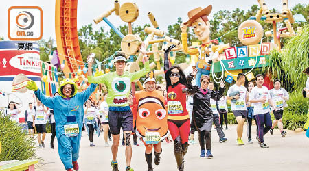 部分跑手以迪士尼人物打扮參賽，享受另類跑步體驗。