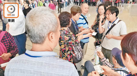 半自由行團遊客大多參加大橋體驗團，在香港只有數小時自由活動時間且沒有安排行程。（朱先儒攝）