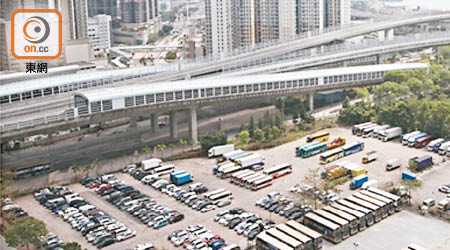 擬建荔枝角體育館的寶輪街政府地，現為公眾及巴士停車場。