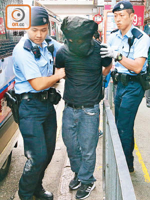 奪刀警員「展超」（左）將疑犯押上警車。（曾紹良攝）