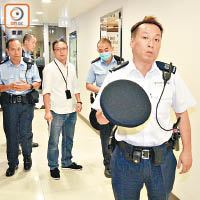 警方到案發現場調查。（劉子文攝）