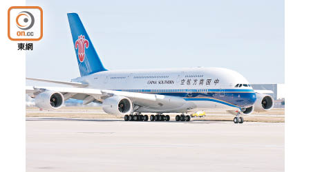 中國南方航空客機前晚降落本港機場北跑道時，險與商務飛機相撞。