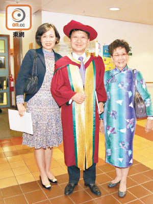 彭耀佳（中）獲頒榮譽博士學位，其太太（左）及媽媽（右）都現身支持。（陳嘉順攝）