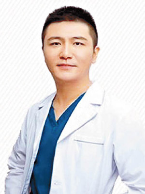 李亮聲稱為英國劍橋醫學士及博士。（互聯網圖片）