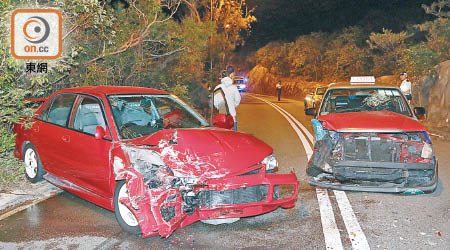 私家車與的士迎頭相撞。（李國健攝）