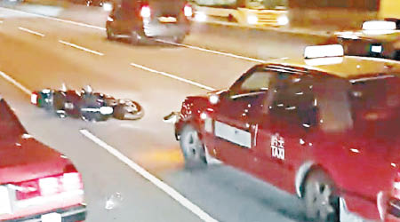 的士失控從後撞向電單車。（互聯網圖片）