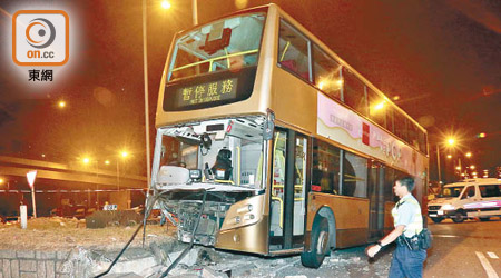巴士在葵涌撞壆後，車頭嚴重損毀。