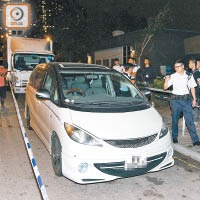 警方在大角咀發現賊車，封鎖現場調查。