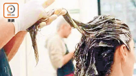 有髮型師表示為顧客染髮前，會為顧客測試皮膚敏感度。