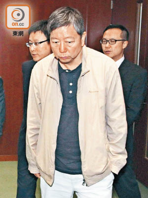 李卓人被揭發宣傳選舉時通知選民領取免費湯，被質疑有賄選之嫌。