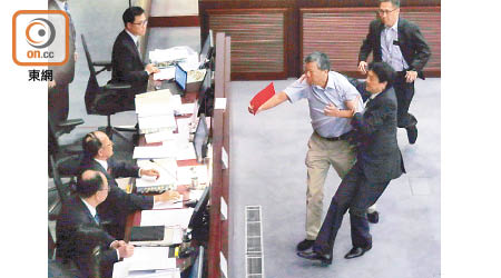 李卓人在任立法會議員時曾支持收緊議事規則，因而被民主派狠批。