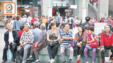 自港珠澳大橋開通後，大量內地旅客湧到東涌。