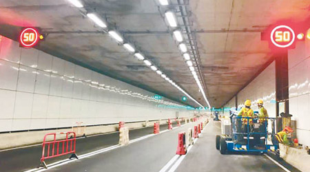 隧道管道行車線採用雙白設計，並有限速五十公里的電子告示牌。（的士司機資訊網Taxi）