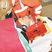 葵涌<br>受傷較重的司機送院時須戴頸箍。