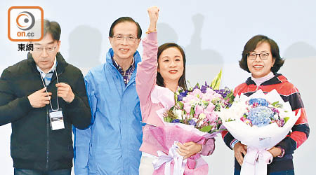 立法會九龍西補選由陳凱欣（右二）獲勝。（黃偉邦攝）