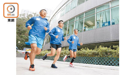 許耀斌（左起）、夏威及陳國明將參加明年二月渣打馬拉松的全馬項目。（黃偉邦攝）