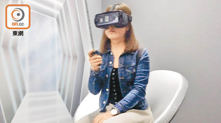 VR遊戲讓參觀者學習可持續發展。（何瑞芬攝）