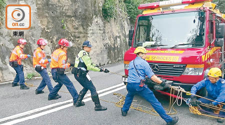 救護員與警員及消防員合力拉大纜救人。（曾志恆攝）