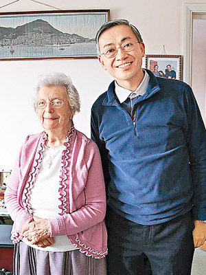 岑智明（右）曾到訪Barbara　Anslow（左），年輕時嘅Barbara曾被關進赤柱集中營。（互聯網圖片）