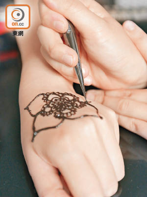 源自印度及中東地區的指甲花彩繪（Henna），圖案可維持數日至一周。