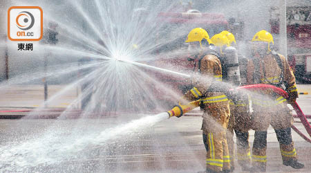 投考消防的人需要成功經過一系列考核才會獲聘。