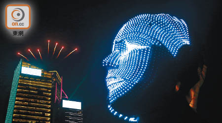 閃躍維港燈影節提供不同燈影效果吸引市民打卡。（吳艷玲攝）