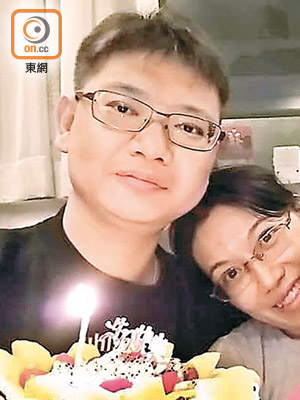 江太（右）望網民能成全她與丈夫（左）的約定，讓她的網頁能儲夠Like。